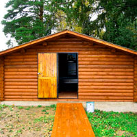 Деревянный дом из оцилиндрованного бревна для игры в бильярд